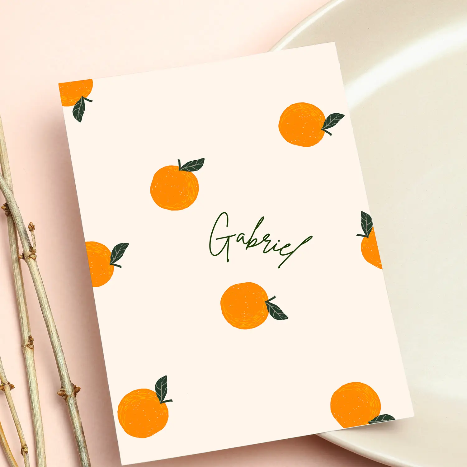 Faire-part naissance avec fond naturel et petites oranges illustrées, design vitaminé.