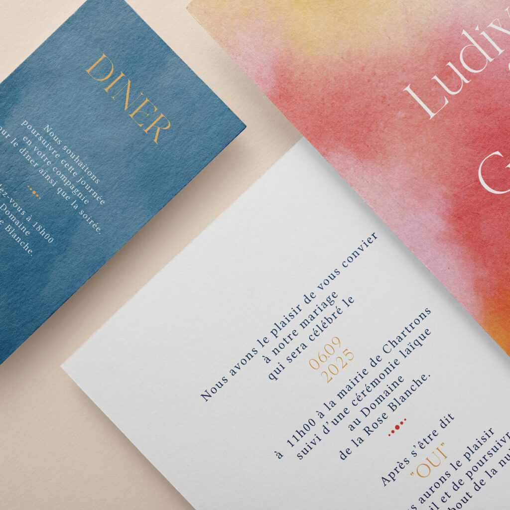 Ensemble complet de faire-part et cartes d’invitation pour un mariage inspiré de Coachella, avec des couleurs éclatantes et un design jeune.