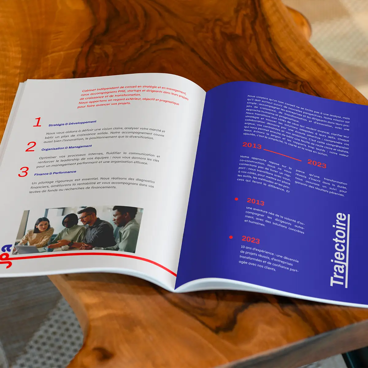 Brochure ouverte présentant la mise en page intérieure du cabinet de conseil Trajectoire, imprimée par Imprimerie Barbieux à Roubaix.