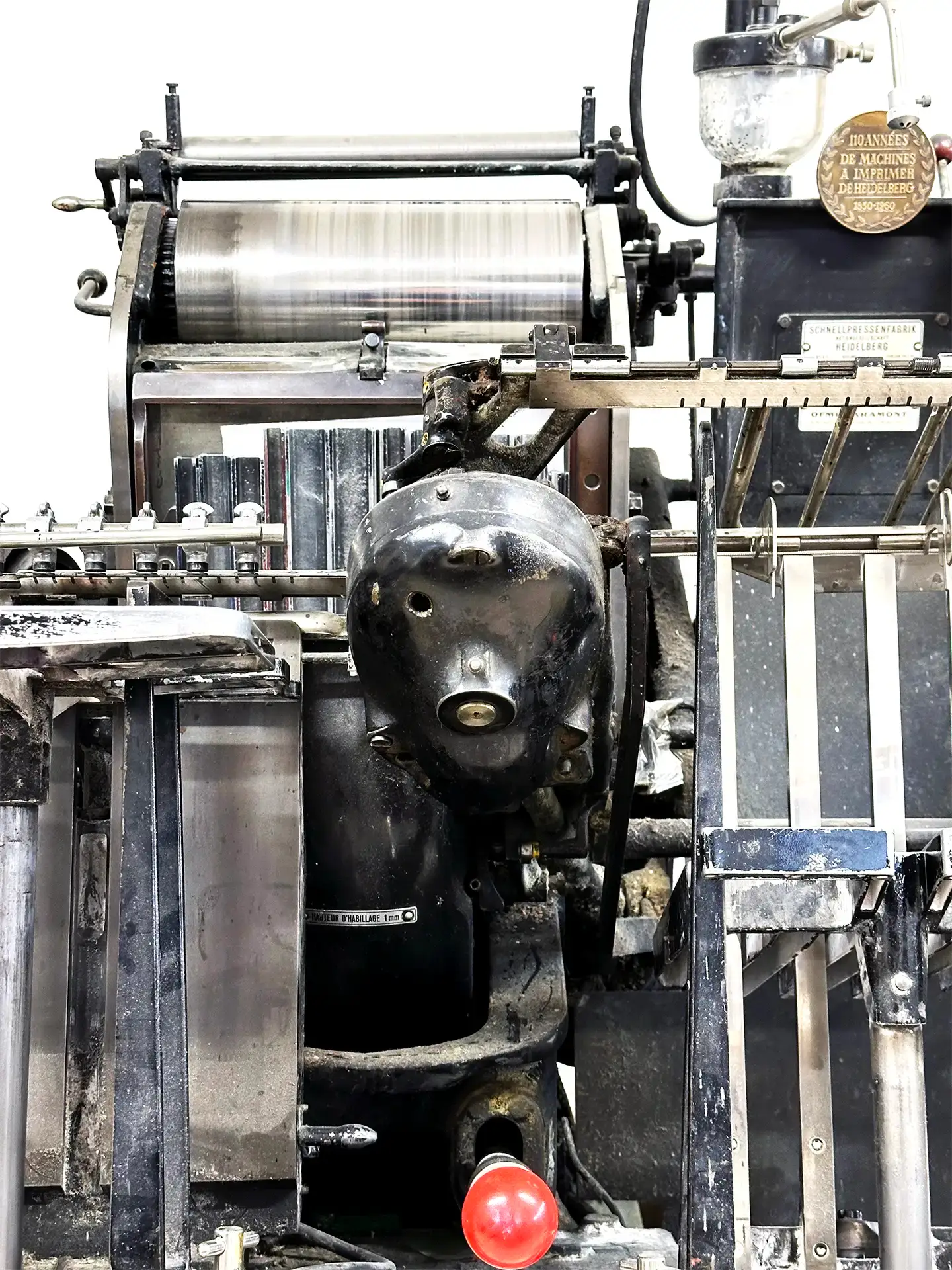 Ancienne presse Heidelberg en fonctionnement dans l'atelier de l'Imprimerie Barbieux à Roubaix, témoin de 130 ans de savoir-faire artisanal