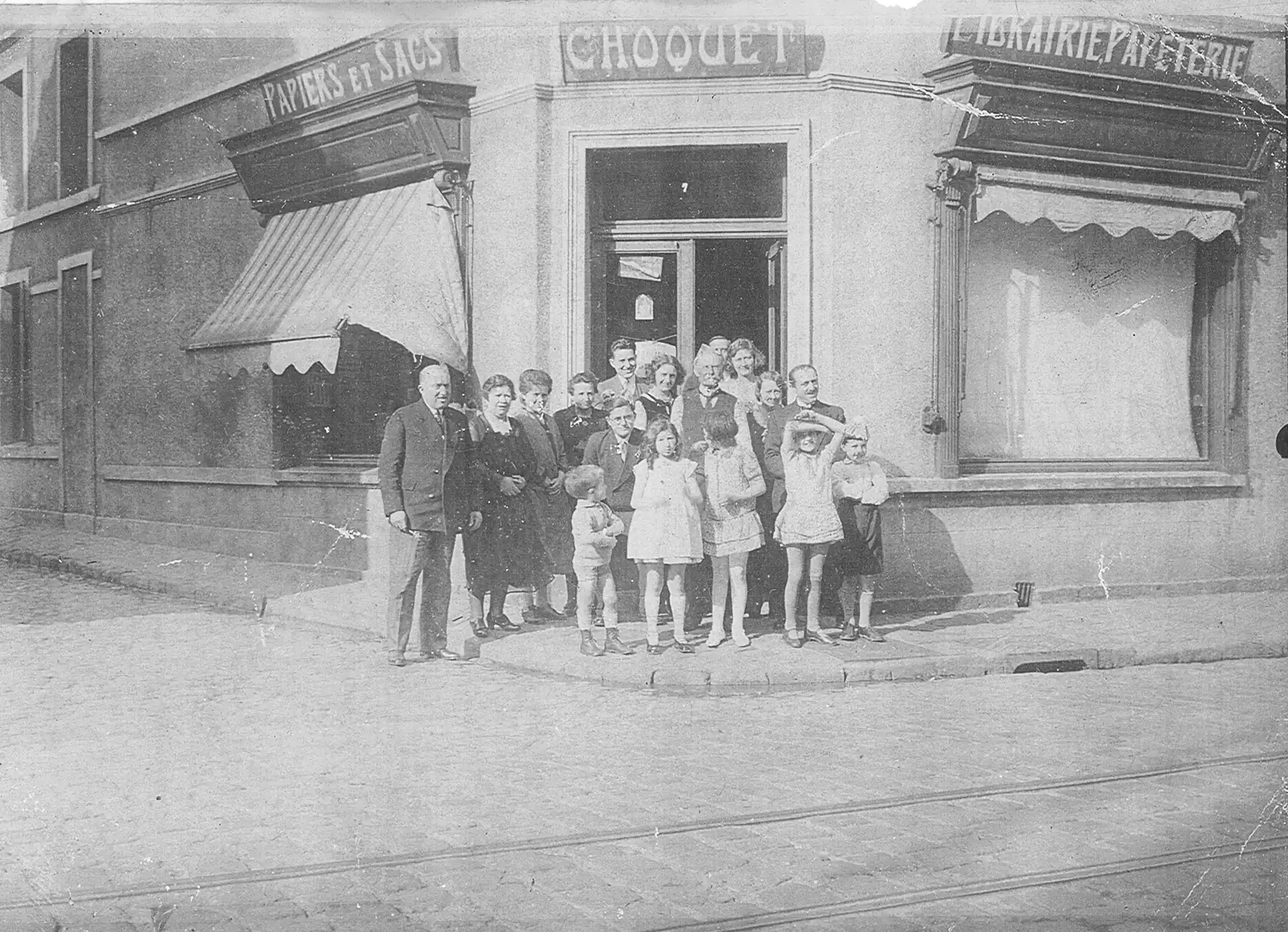 Famille Choquet devant l'imprimerie-papeterie à Saint-Amand-les-Eaux, fondée en 1895
